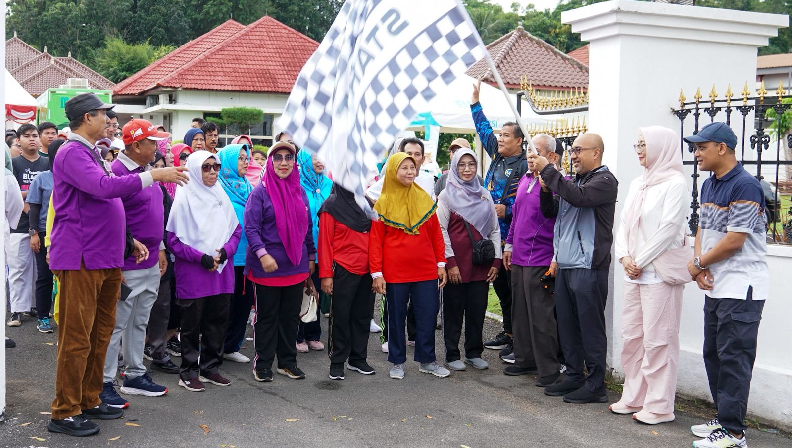 Pj. Sekdaprov Luki Hadiri Senam dan Jalan Sehat HUT KORPRI 2025, Tekankan Semangat Kebersamaan ASN