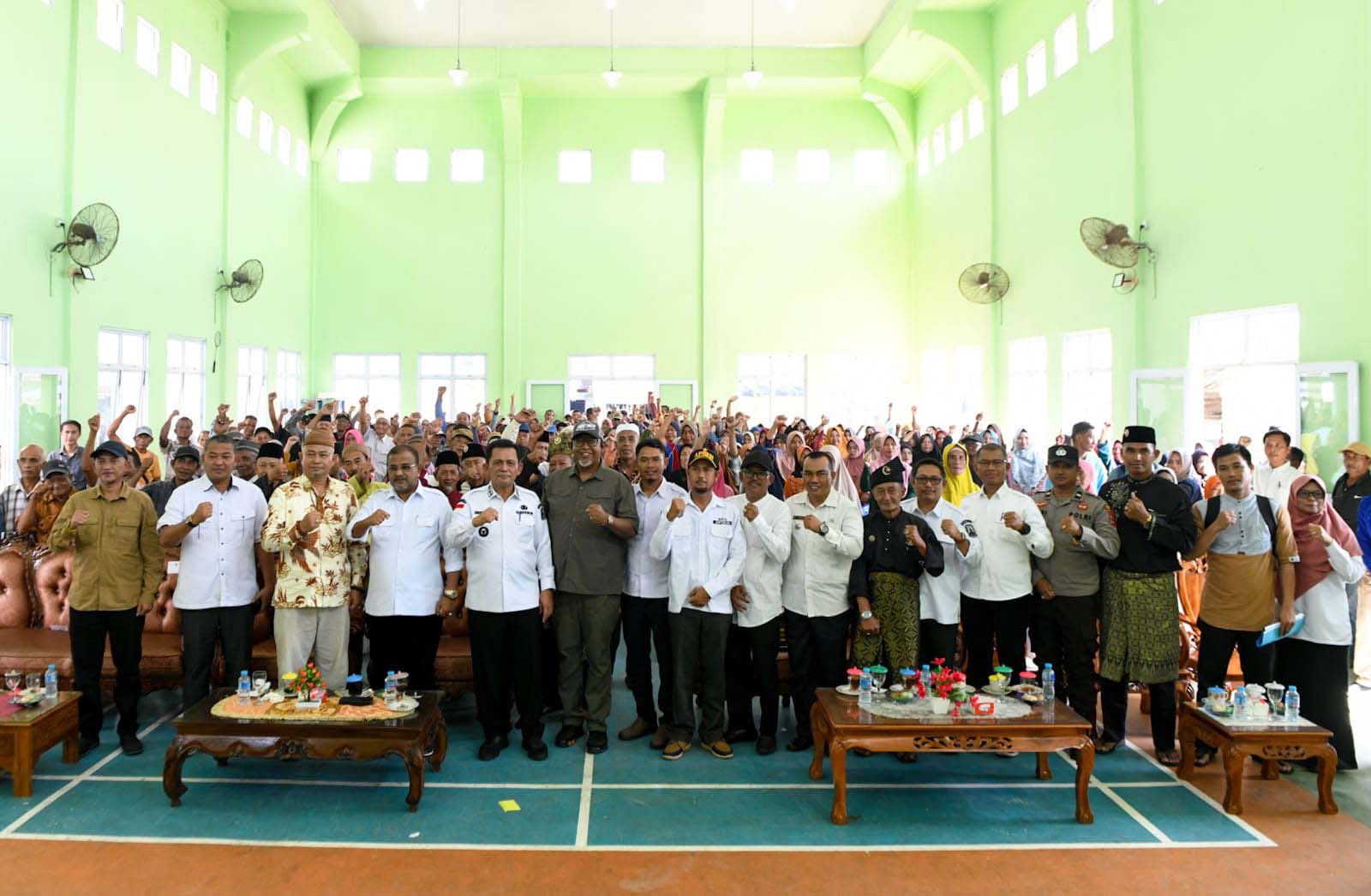 Masyarakat Antusias Menyambut Kunjungan Kerja Gubernur Ansar dan Rombongan di Karimun