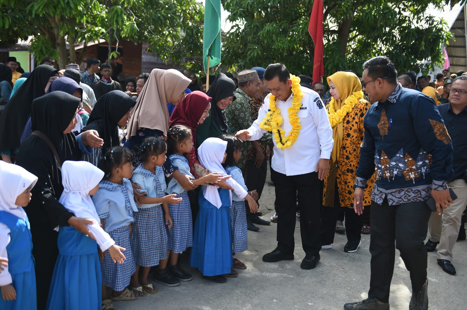 Rombongan Gubernur Ansar ke Desa Busung Panjang, Lingga Disambut Antusias Masyarakat