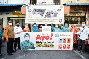 PKK Kepri Sebar 20.000 Masker -  Dewi Ansar Ajak Disiplin Prokes