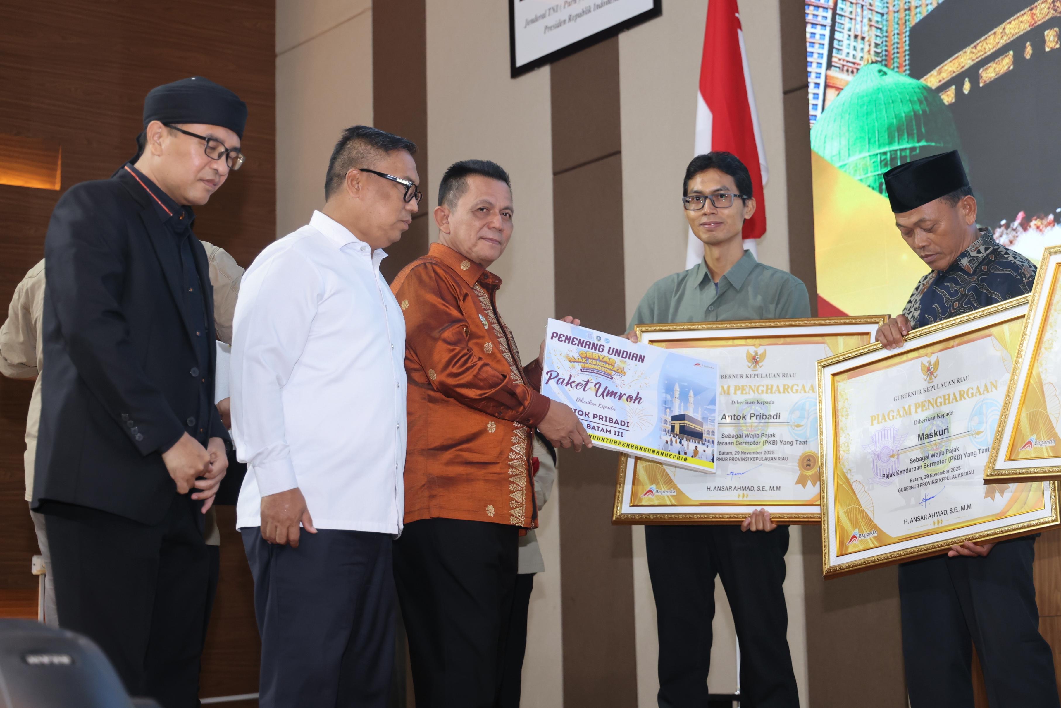 Gubernur Ansar Serahkan Apresiasi Penghargaan Program Gebyar Pajak Kepri 2025