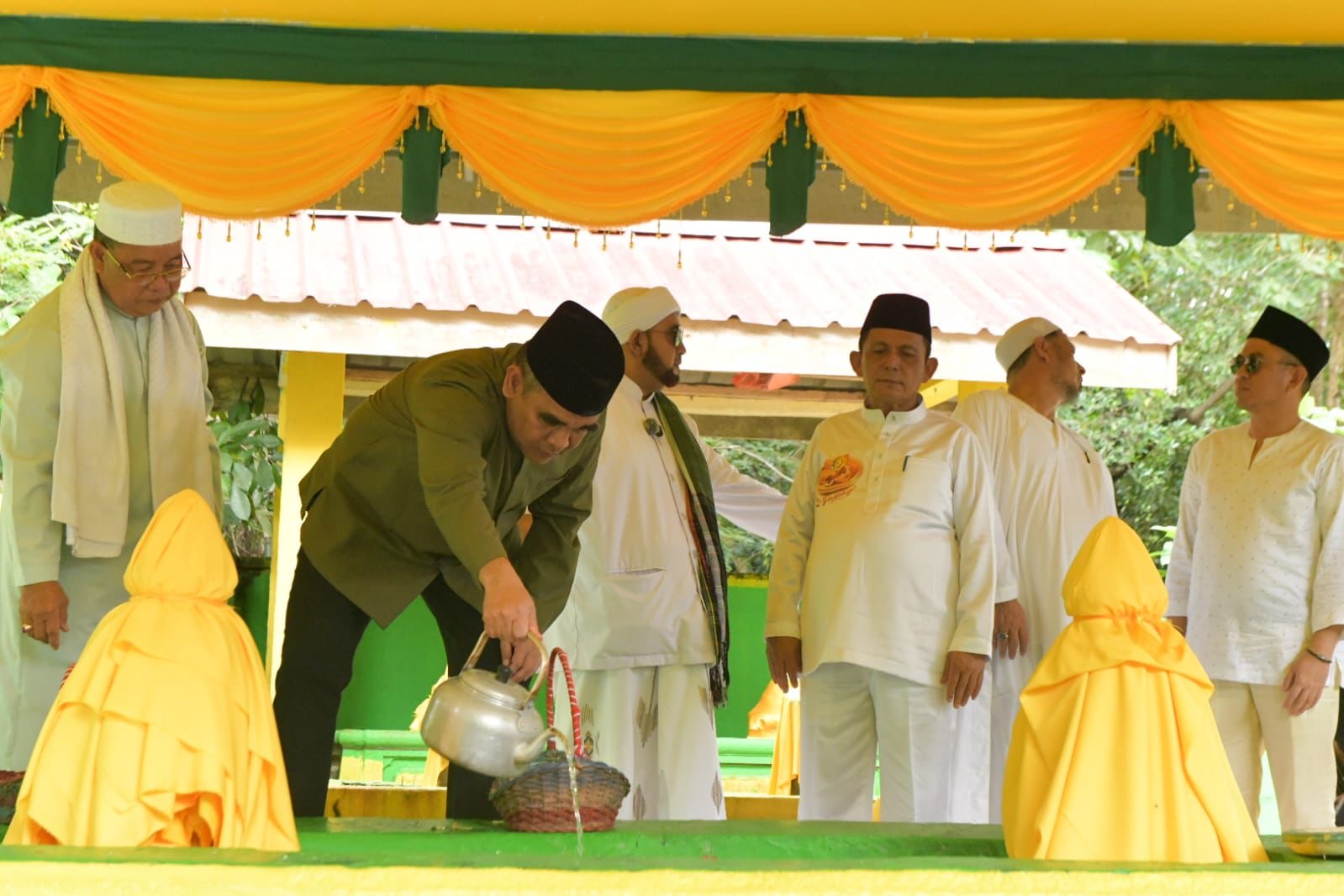 Gubernur Ansar Dampingi Ketua MPR RI dan Habib Syech Tunaikan Salat Jumat di Pulau Penyengat