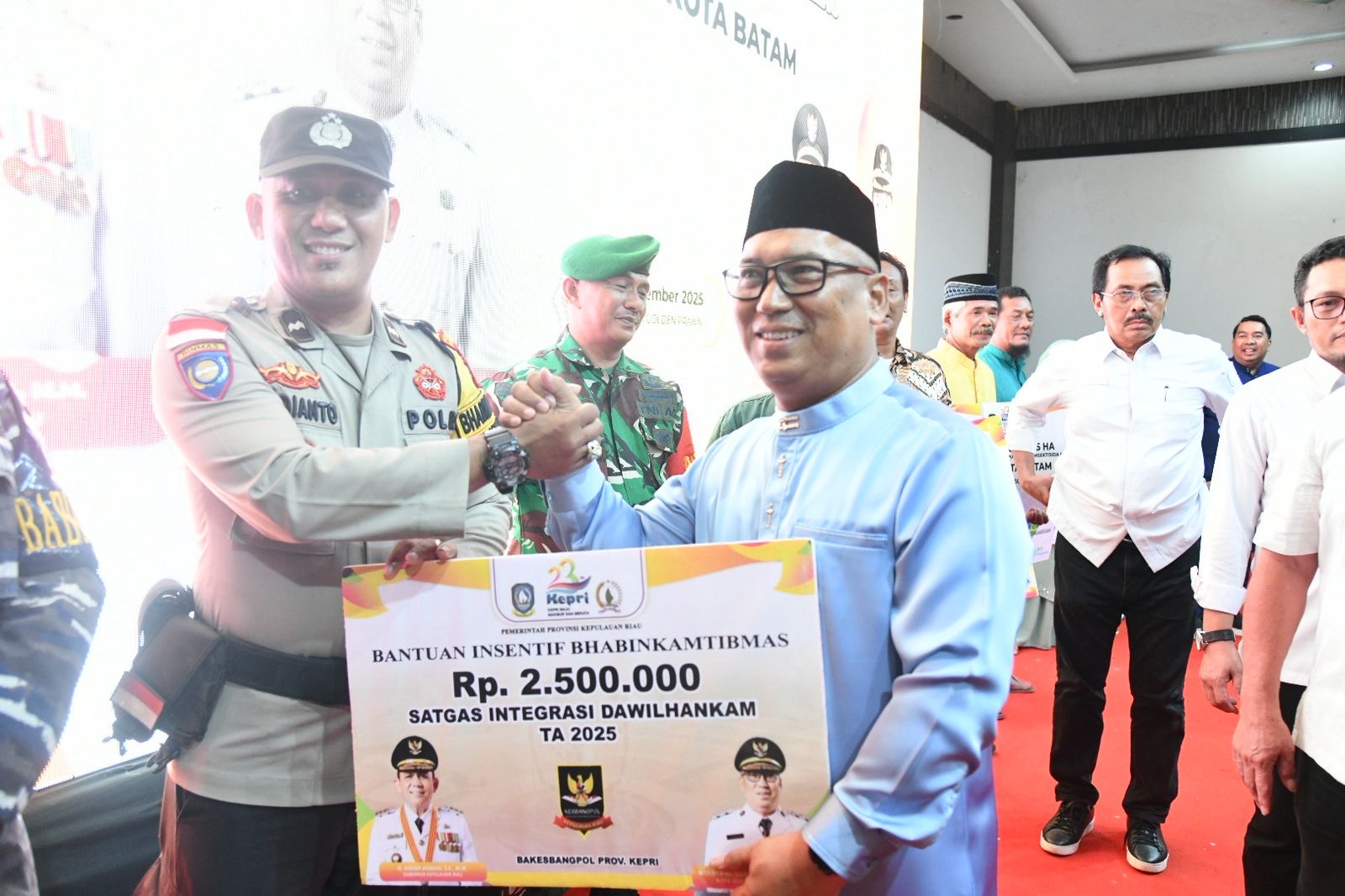 Dari UMKM hingga Beasiswa, Bantuan Pemprov Kepri Diserahkan Gubernur Ansar untuk Warga Batam