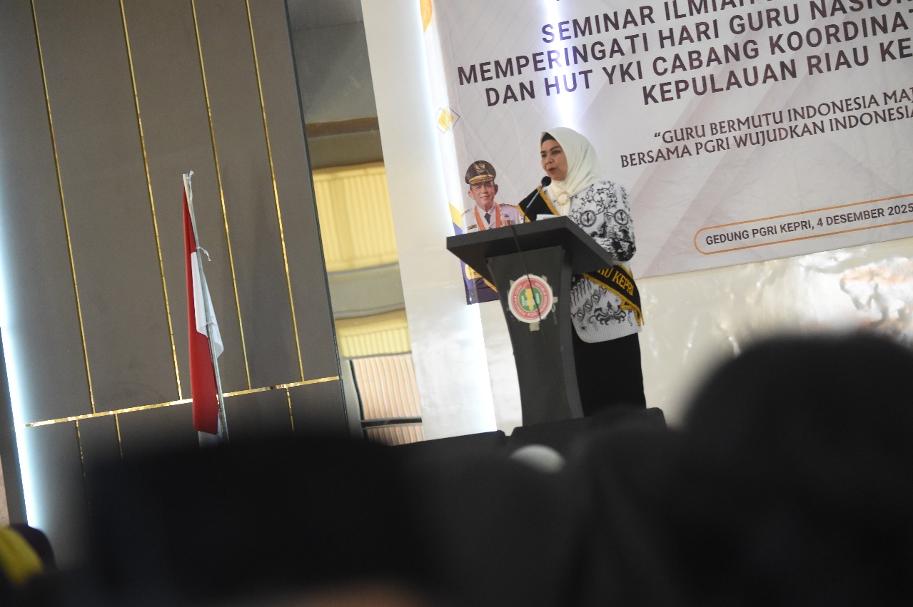Dewi Ansar Dikukuhkan Sebagai Bunda Guru Provinsi Kepri
