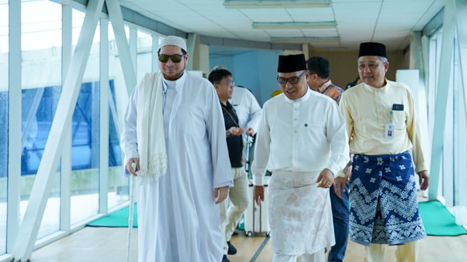 Wagub Nyanyang Dampingi Habib Jindan Jadi Khatib Sholat Jumat di Masjid Alhikmah Tanjungpinang
