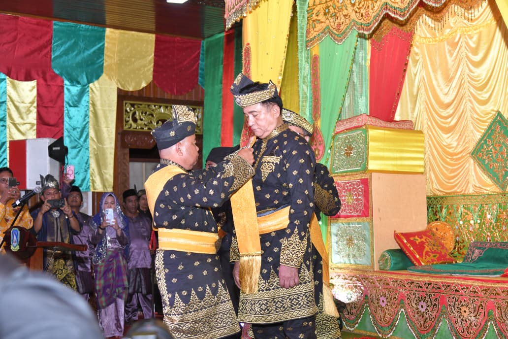 Menko Yusril Ihza Mahendra Terima Gelar Adat “Dato’ Seri Indera Nara Wangsa” dari LAM Kepri