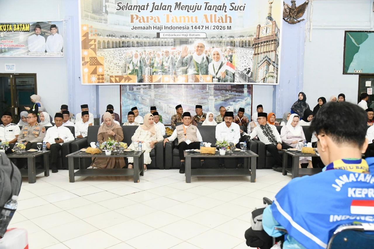 Gubernur Ansar Lepas Kloter Pertama Haji, Pesan Jaga Kesehatan dan Nama Baik Daerah