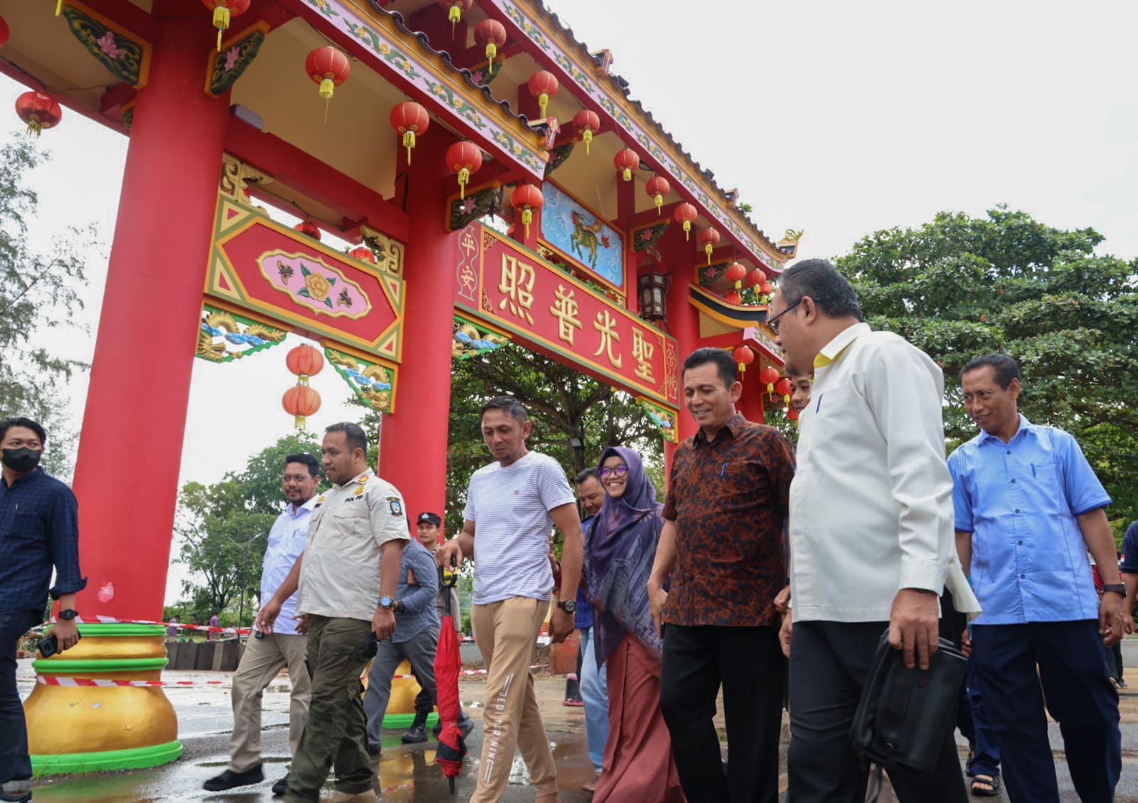 Gubernur Ansar Jamin Pembangunan Jalan Tidak Rusak Estetika Vihara Dharma Sasana