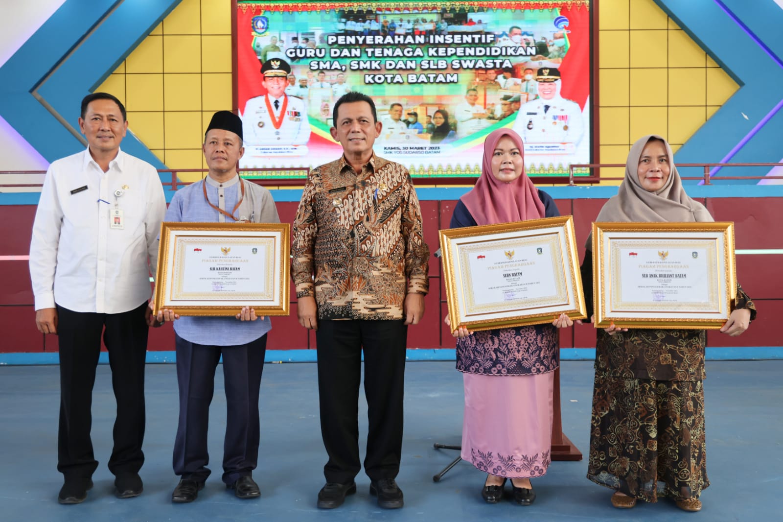 Gubernur Ansar Serahkan Bantuan Insentif Guru SMA/SMK  Swasta se-Kota Batam
