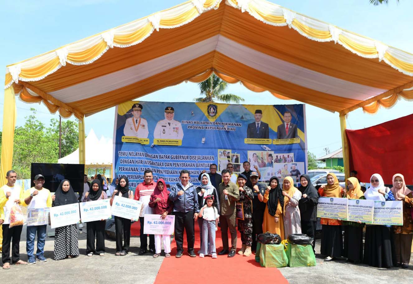Gubernur Ansar Temu Nelayan dan Serahkan Bantuan di Peringatan Hari Nusantara