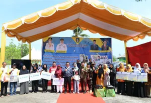 Gubernur Ansar Temu Nelayan dan Serahkan Bantuan di Peringatan Hari Nusantara