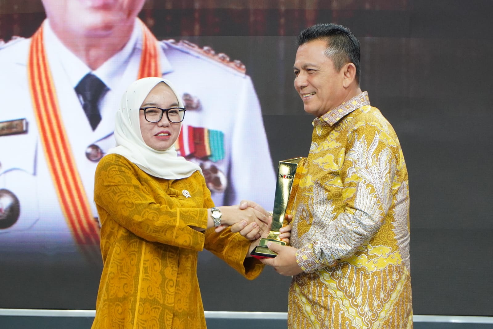 Gubernur Ansar Menerima Penghargaan Inovator Ekonomi Inklusif Daerah