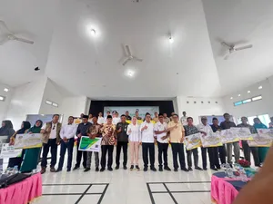 Gubernur Ansar Serahkan Bantuan Sebesar Rp942 Juta di Pulau Tiga Barat, Natuna