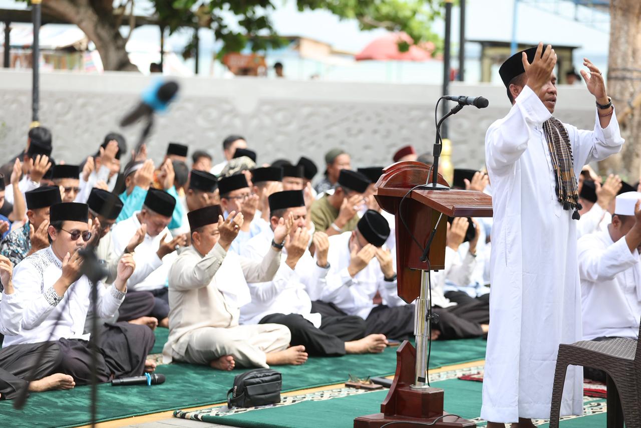Berharap Segera Diturunkan Hujan, Pemprov Kepri Gelar Shalat Istisqa di Halaman Balai Adat Pulau Penyengat
