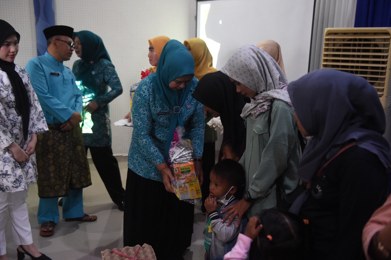 Dewi Ansar Salurkan 202 Paket Nutrisi untuk Cegah Stunting di Bintan