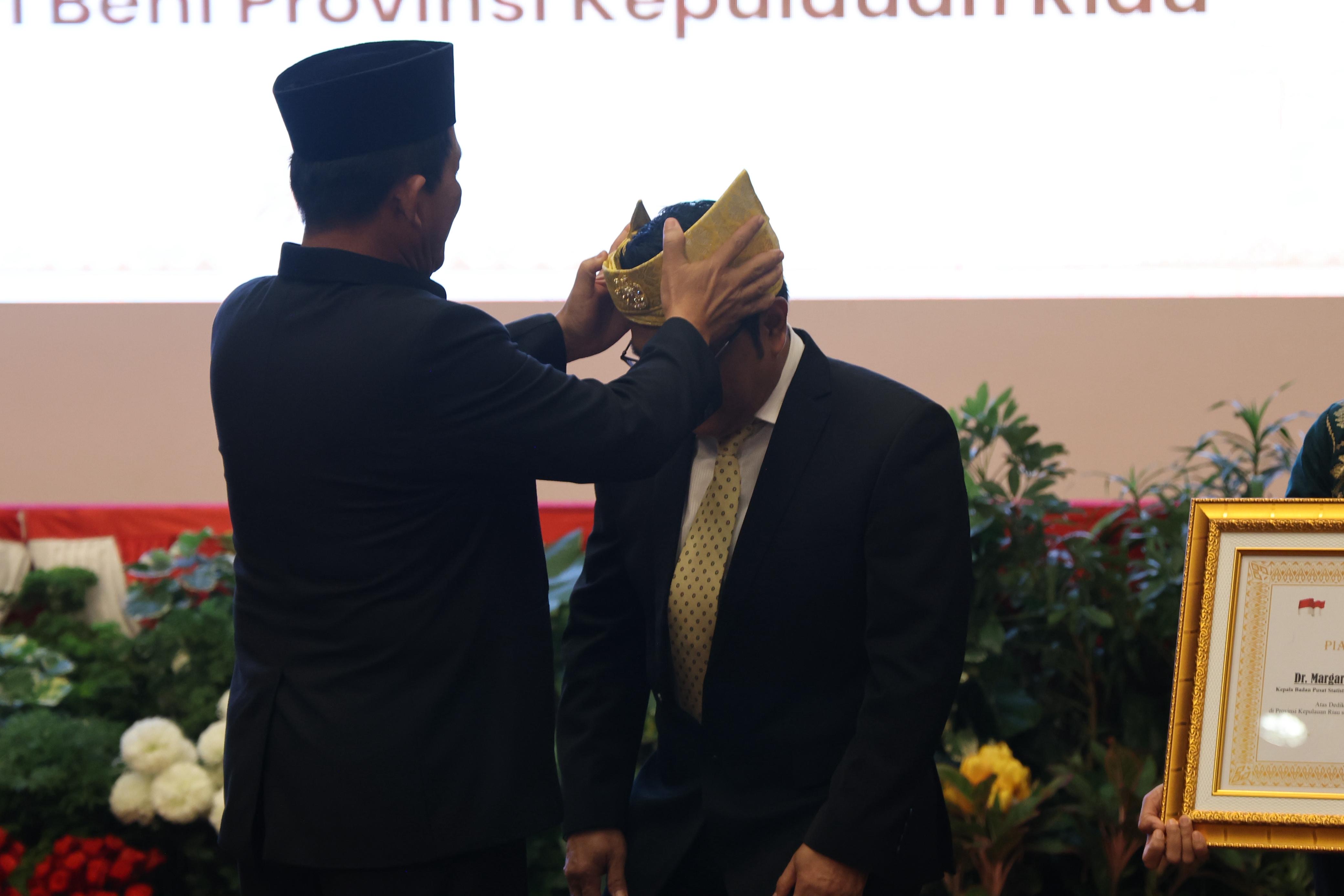 Kukuhkan Kepala BPS Kepri, Gubernur Ansar Tekankan Data  Berkualitas untuk Kebijakan Tepat