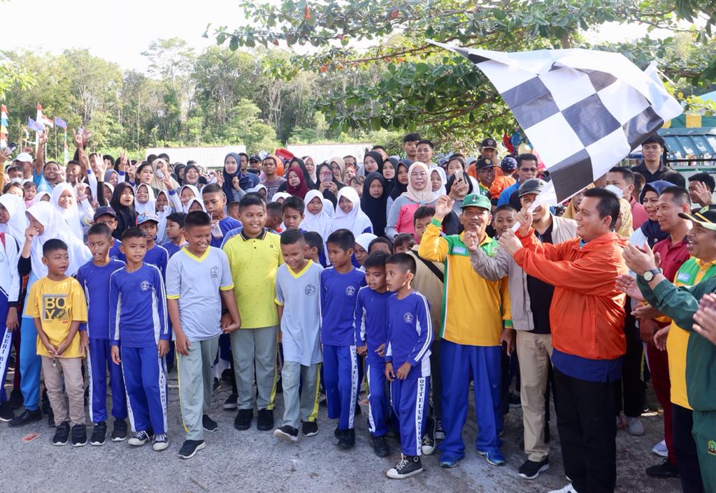 Gubernur Ansar Lepas Peserta Jalan Santai Kerukunan Umat Beragama