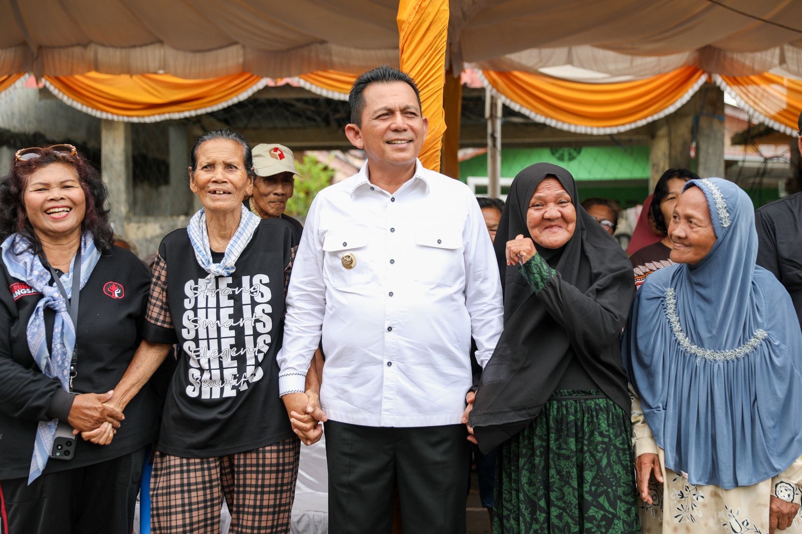 Gubernur Ansar Serahkan 2000 Paket Sembako Tahap II di Kota Tanjungpinang