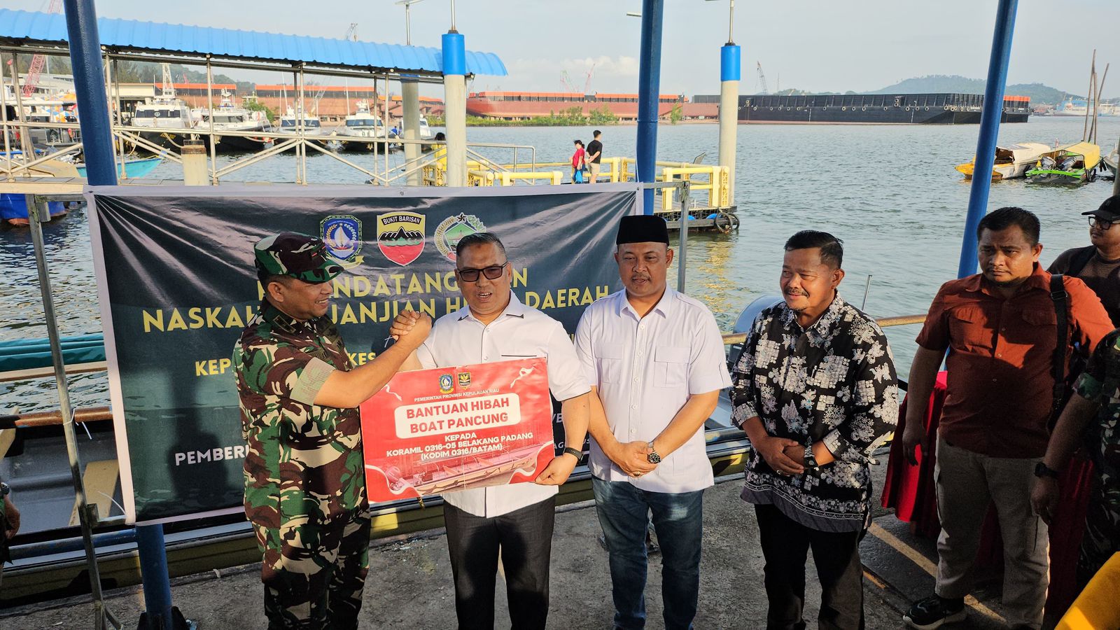 Wagub Nyanyang Serahkan Hibah Boat Pancung ke Kodim 0316 Batam