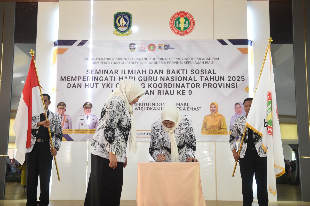 Dewi Ansar Dikukuhkan Sebagai Bunda Guru Provinsi Kepri
