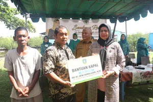 Dewi Ansar Serahkan Kit Hidrolik NFT, Alat Tangkap dan Kapal Nelayan Kepada Masyarakat Bintan
