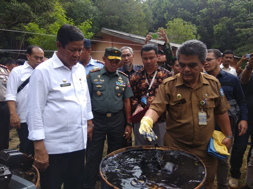 Isdianto Pastikan Cari Solusi Limbah Minyak Kepri - Salah Satunya Dengan Menggunakan Oil Boom