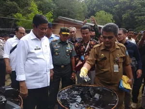 Isdianto Pastikan Cari Solusi Limbah Minyak Kepri - Salah Satunya Dengan Menggunakan Oil Boom