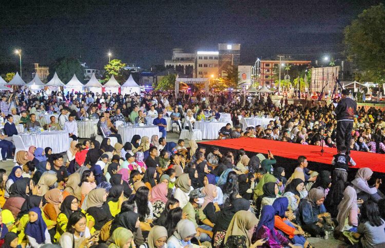 Masyarakat Tumpah Ruah Memadati Pelataran Tugu Sirih di Malam Puncak Festival Sumpah Pemuda Kepri 2023