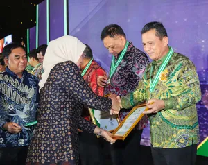 Gubernur Ansar Terima Penghargaan Pembina K3 Terbaik dari Menteri Ketenagakerjaan RI