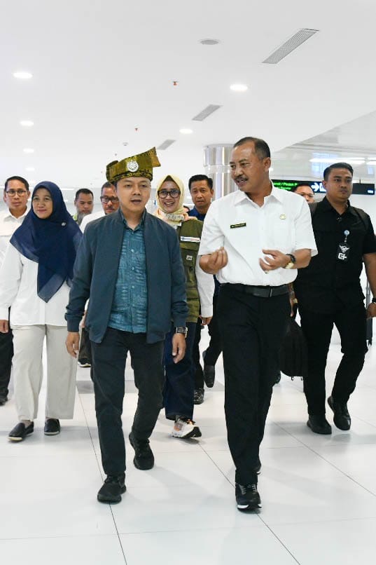 Wamen Dikdasmen RI Fajar Riza Tinjau Langsung Posko Verifikasi SPMB di Batam