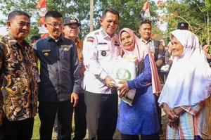 Gubernur Ansar Serahkan Bantuan Pangan Pemerintah Tahap II untuk Masyarakat Tanjungpinang