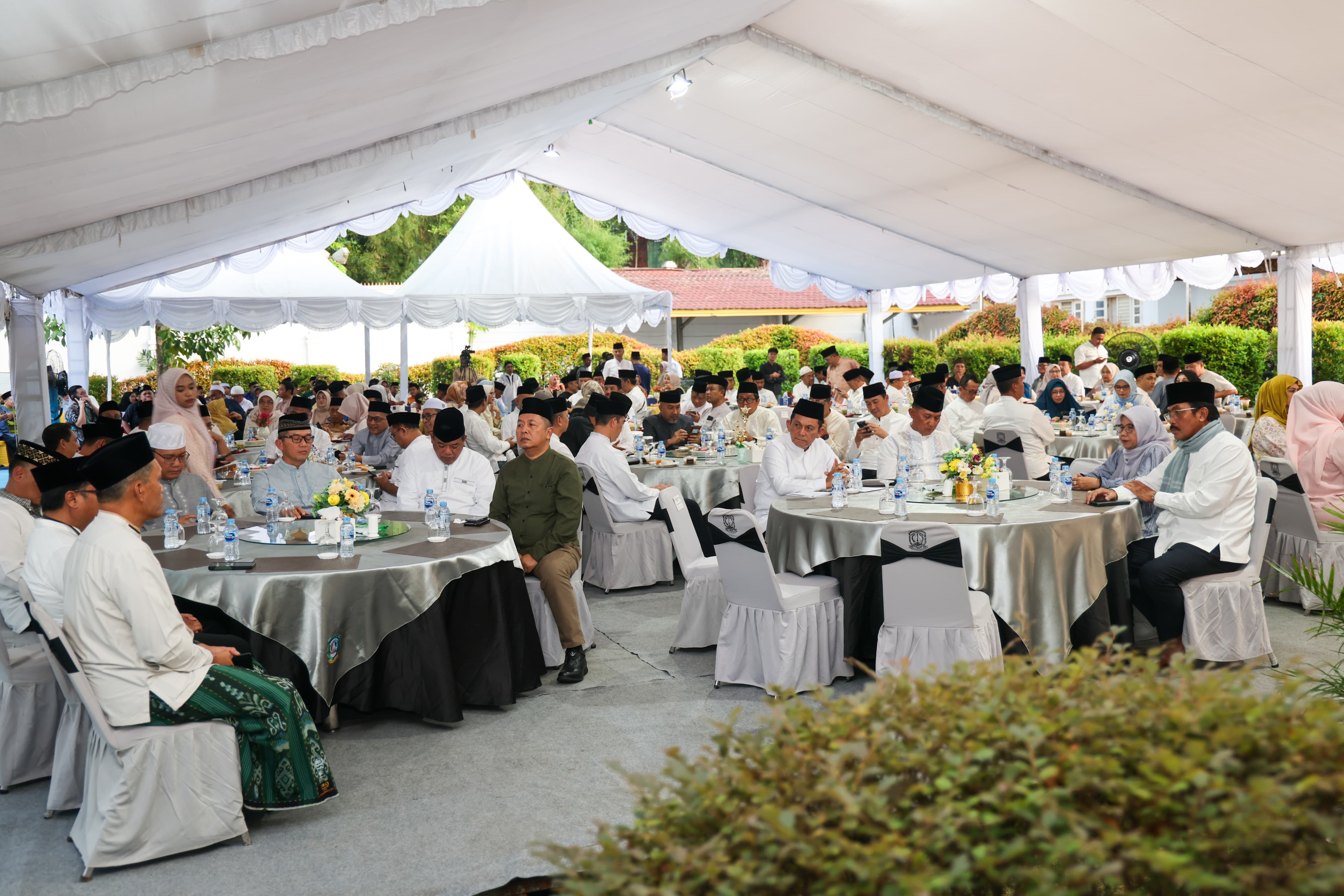Gelar Buka Puasa Bersama, Pemprov Kepri Beri Santunan Anak Yatim dan Bantu Dua Rumah Ibadah