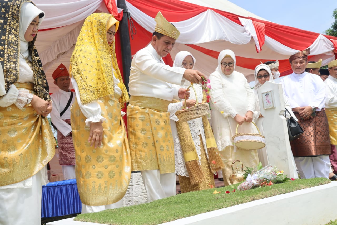 Sempena HUT Kepri ke-20 Gubernur Ansar Ziarah ke Makam Para Pejuang Kepri
