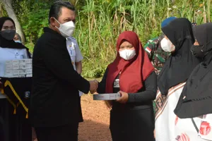 Serahkan STB ke Warga Kampung Bulang, Gubernur Ansar Launching ASO Tahap I