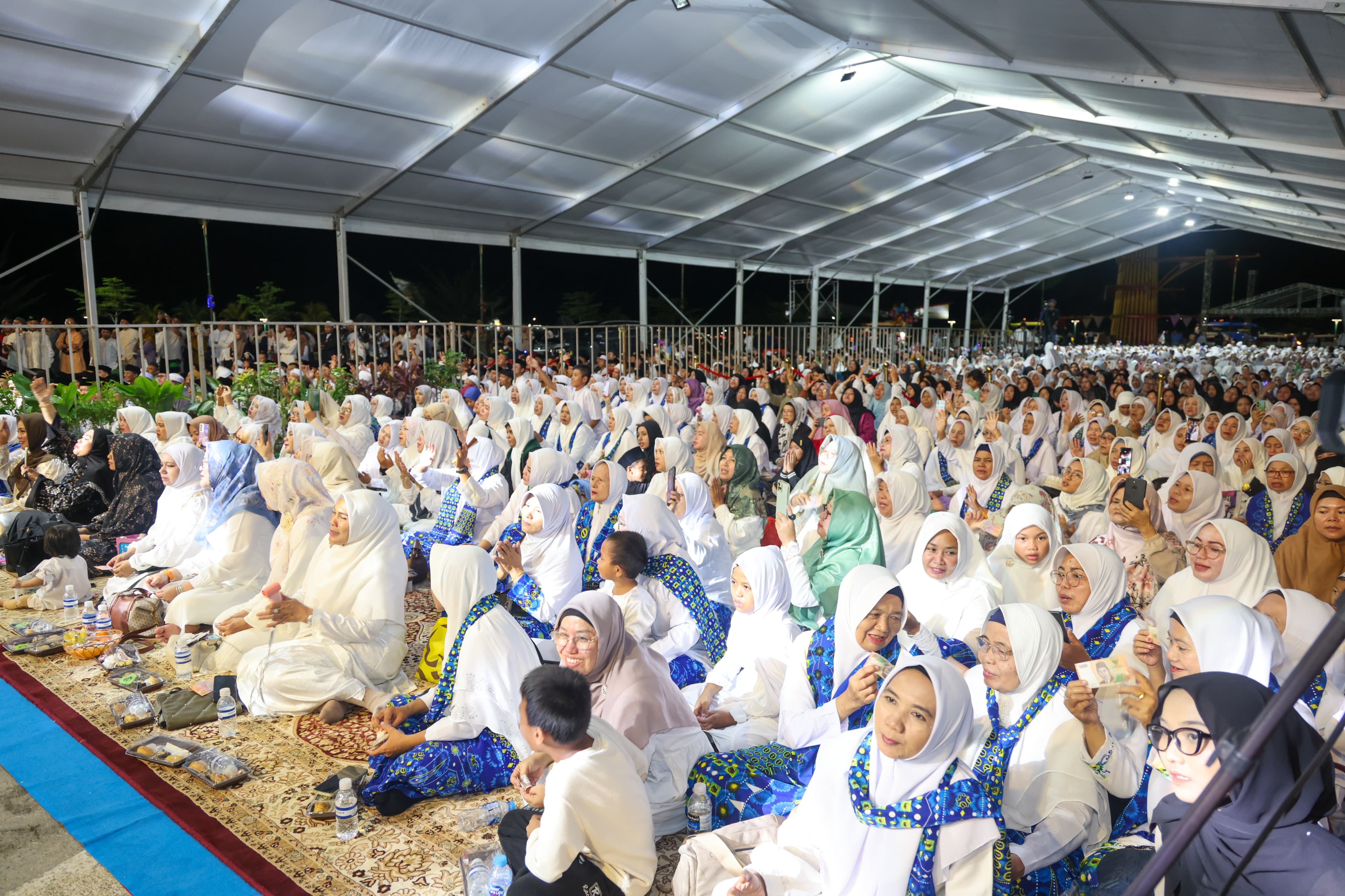 Syahdunya Kepri Bersholawat, Ribuan Jamaah Bersatu di Gurindam 12