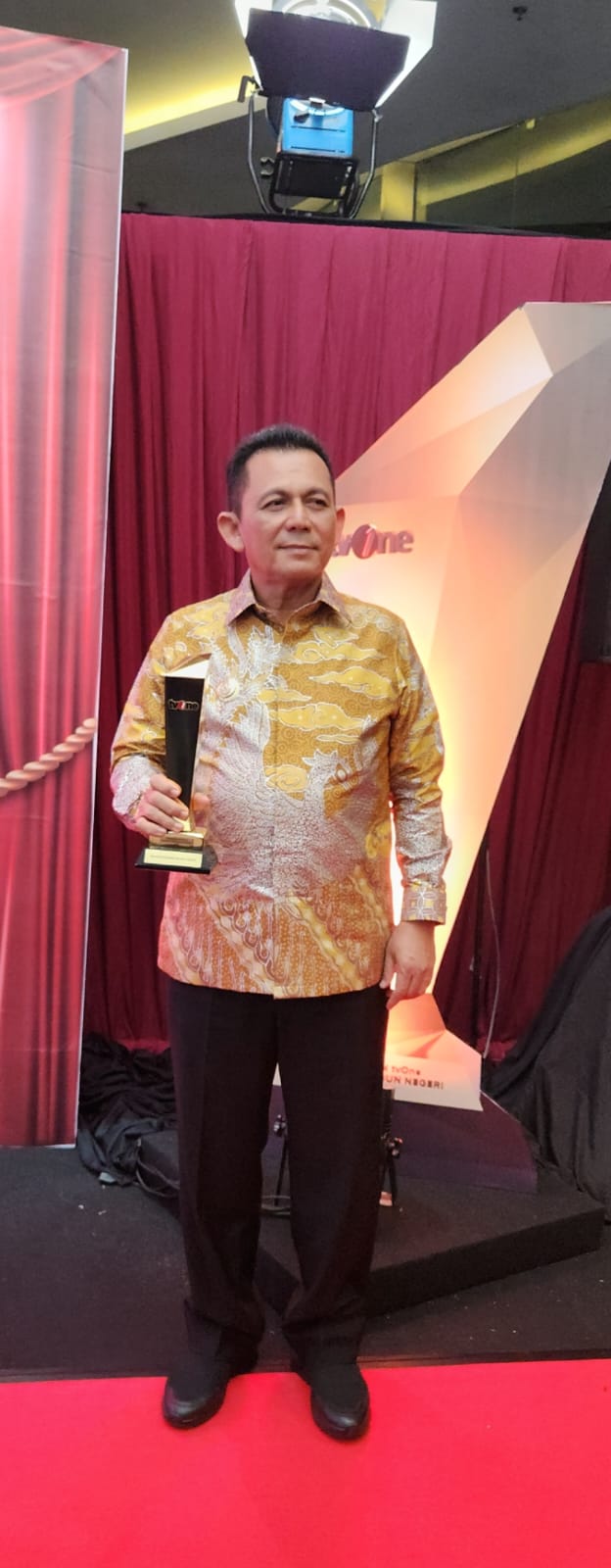 Gubernur Ansar Menerima Penghargaan Inovator Ekonomi Inklusif Daerah