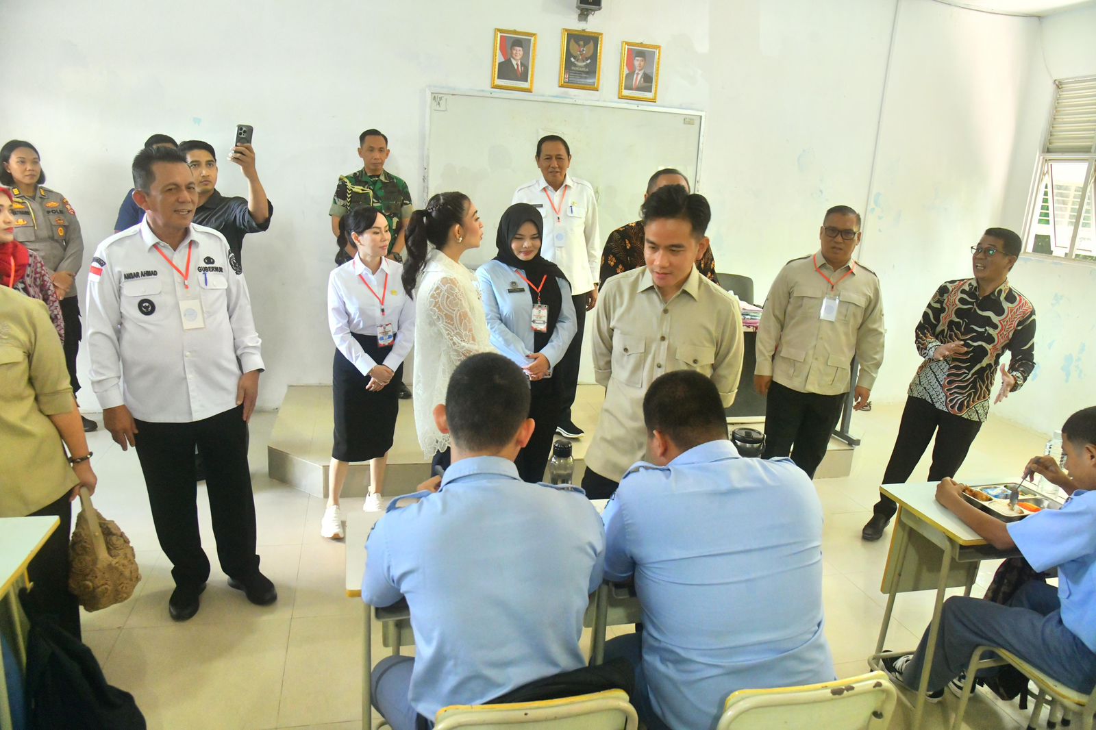 Mengawali Kunjungannya di Kepri Wapres Gibran Tinjau Program MBG di SMKN 1 Batam