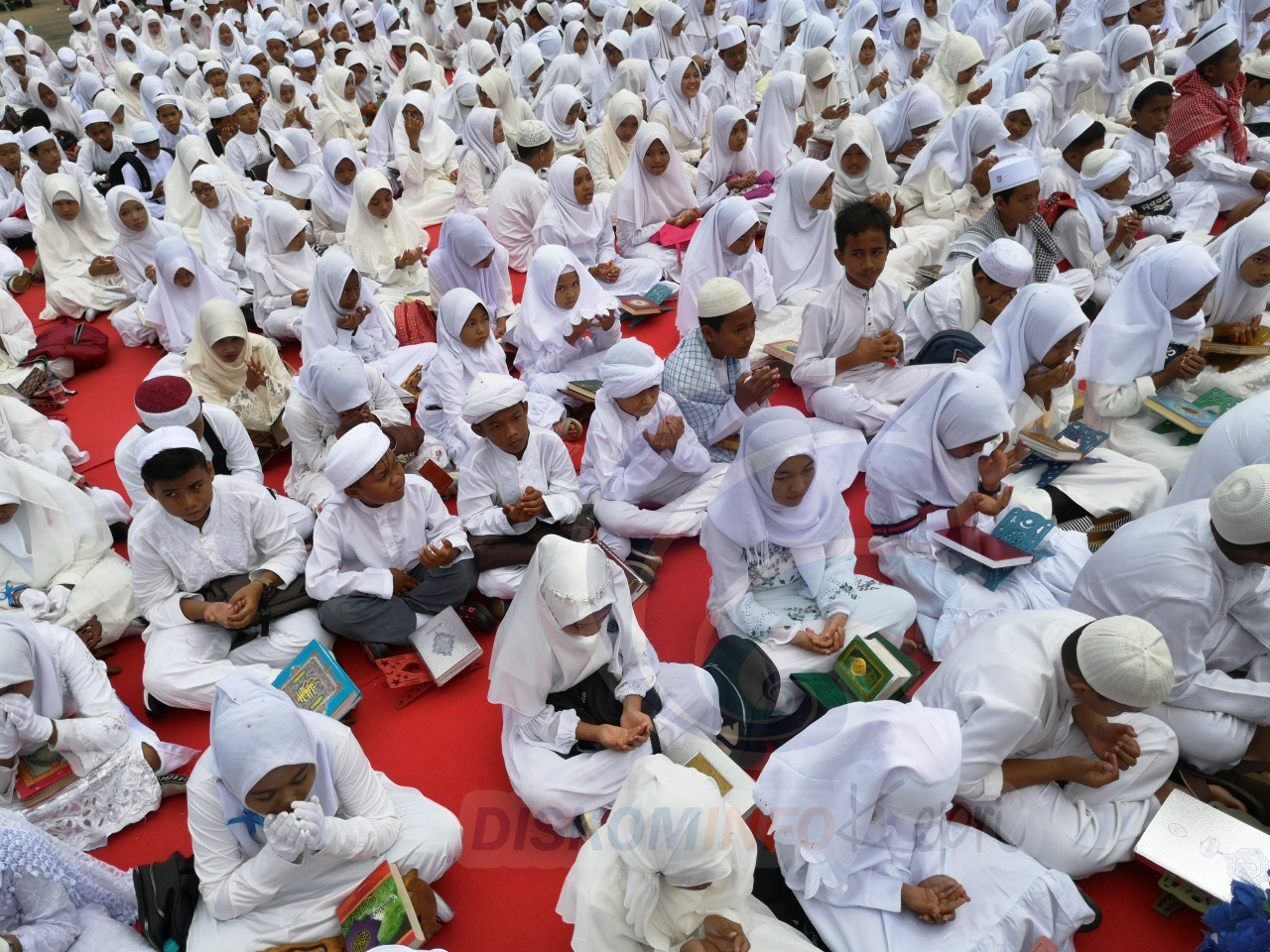 Kajati dan Ketua IAD Kepri Santuni Anak-anak di Dua Panti Asuhan