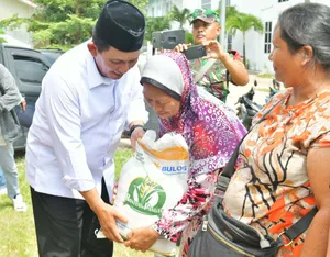 Sebanyak 1700 Warga Kelurahan Tanjung Uma Batam Terima Bantuan Beras Masing-Masing 10 Kg