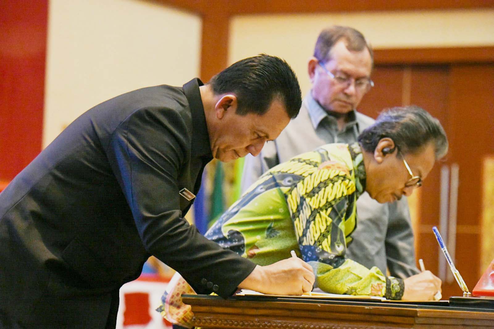 Gubernur Ansar dan Pimpinan DPRD Kepri Tandatangani Nota Kesepakatan KUPA-PPAS Perubahan APBD 2024
