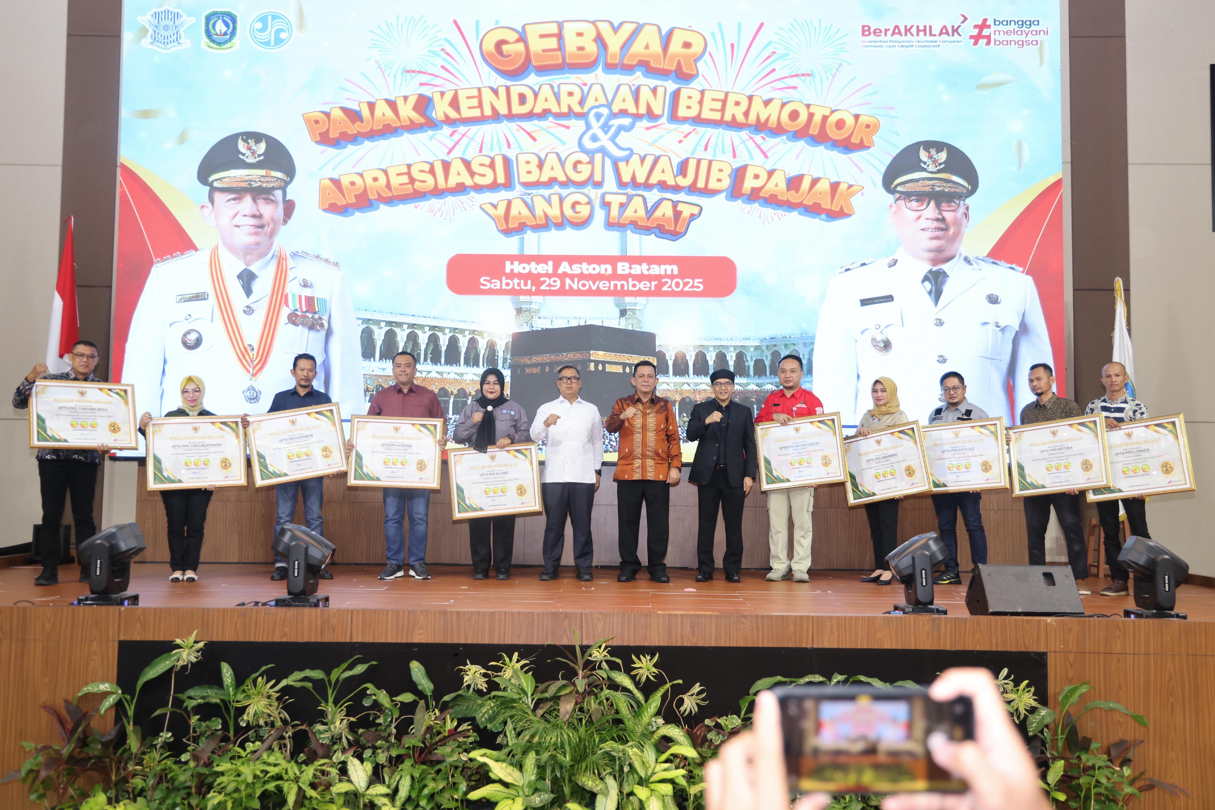 Gubernur Ansar Serahkan Apresiasi Penghargaan Program Gebyar Pajak Kepri 2025