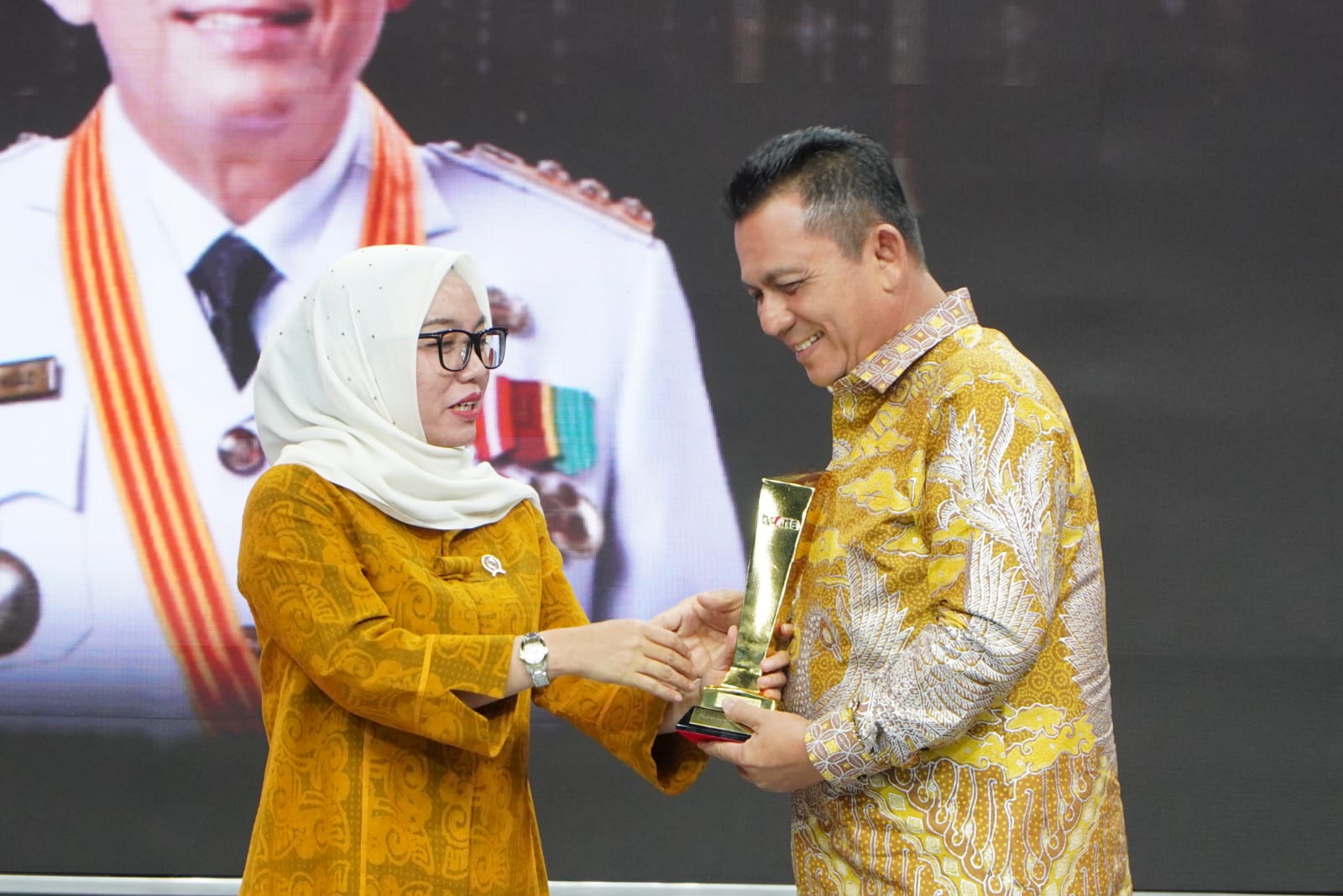 Gubernur Ansar Menerima Penghargaan Inovator Ekonomi Inklusif Daerah
