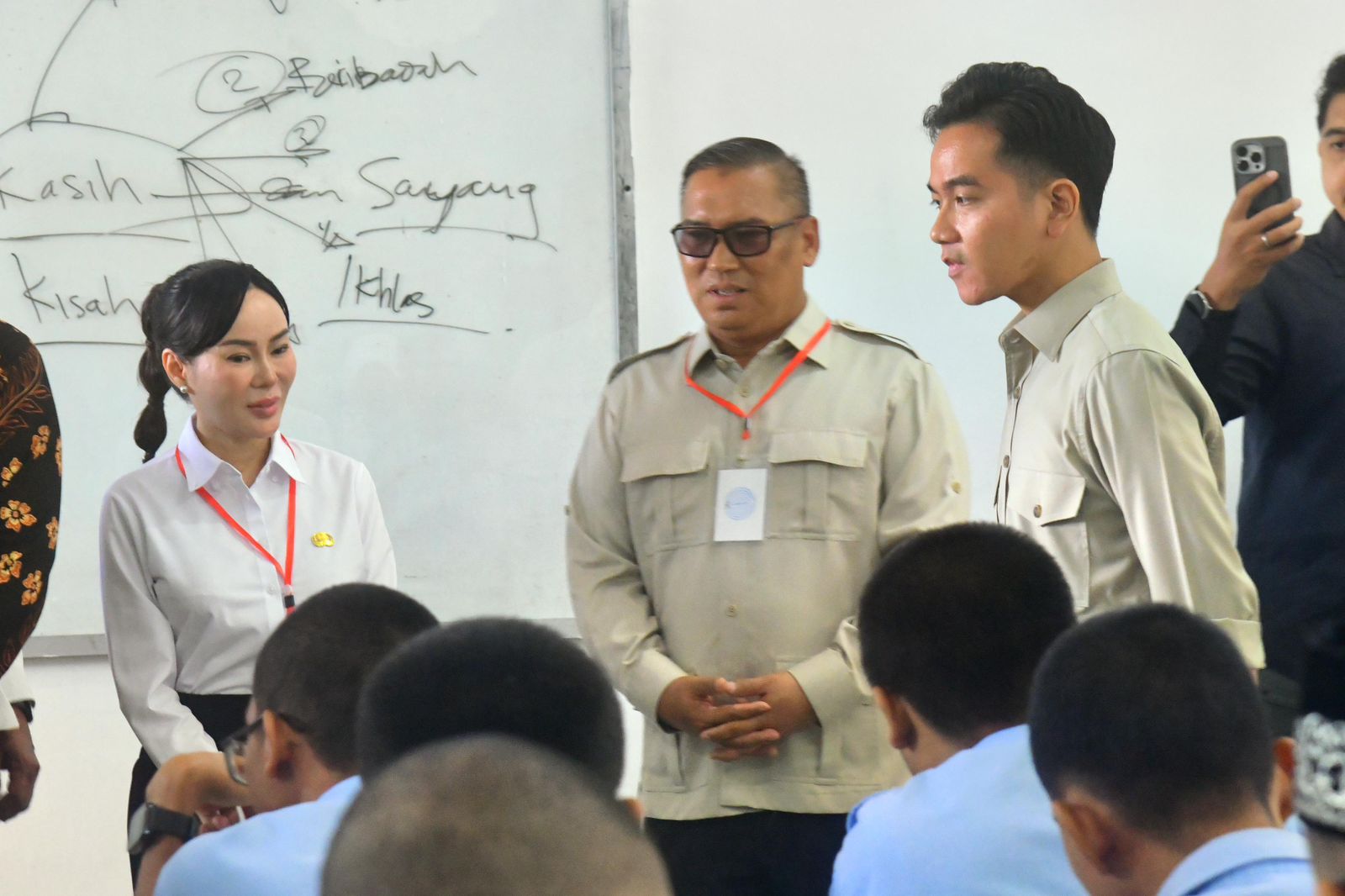 Mengawali Kunjungannya di Kepri Wapres Gibran Tinjau Program MBG di SMKN 1 Batam