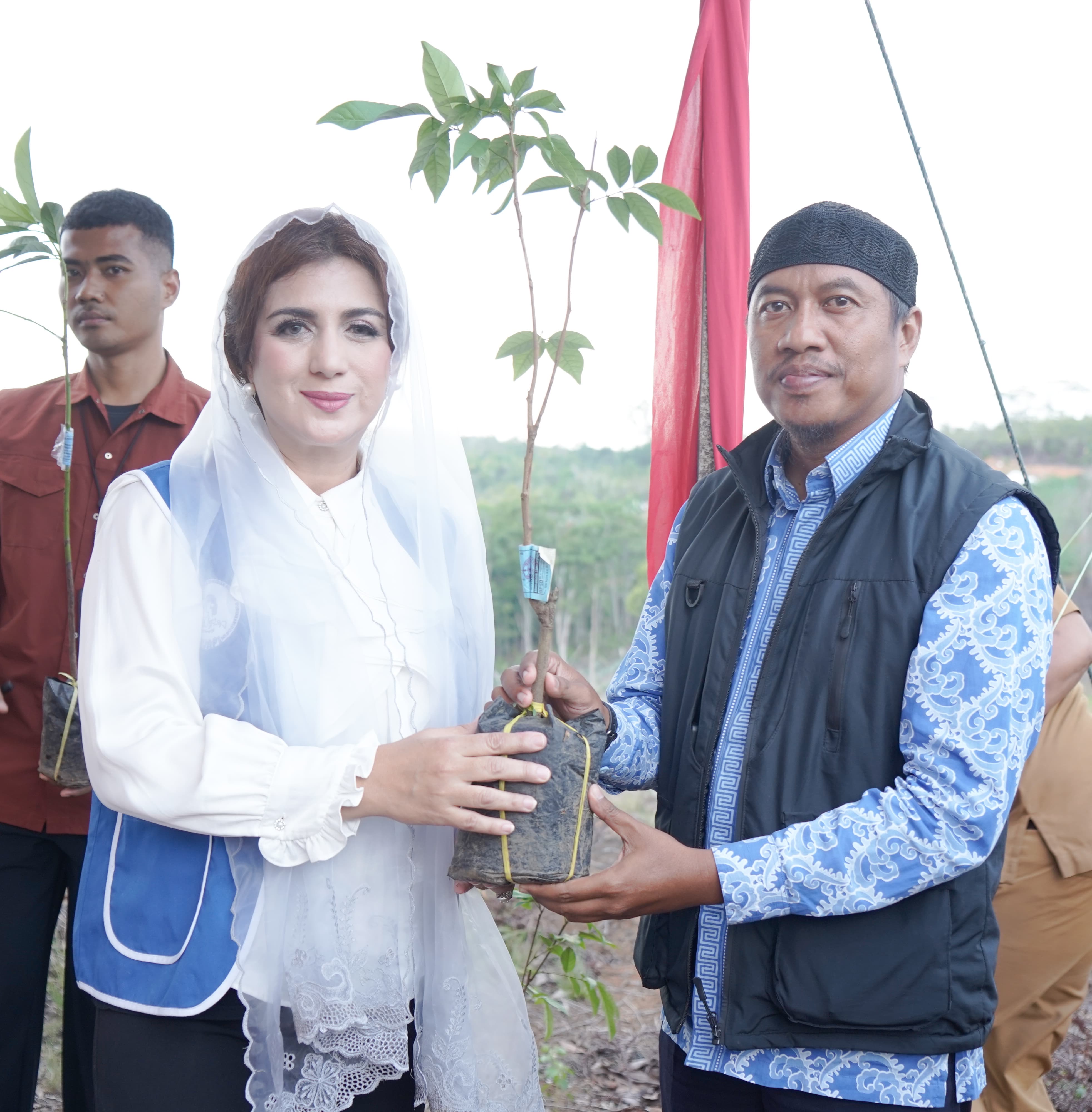 BKOW Kepri Bagikan 700 Bantuan Bibit Tanaman Perkebunan di Cikolek Toapaya Selatan