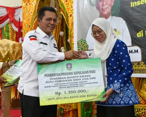 Hari Kedua di Karimun, Ansar Serahkan Insentif Tenaga Pendidikan Anak dan Bantuan Peternakan