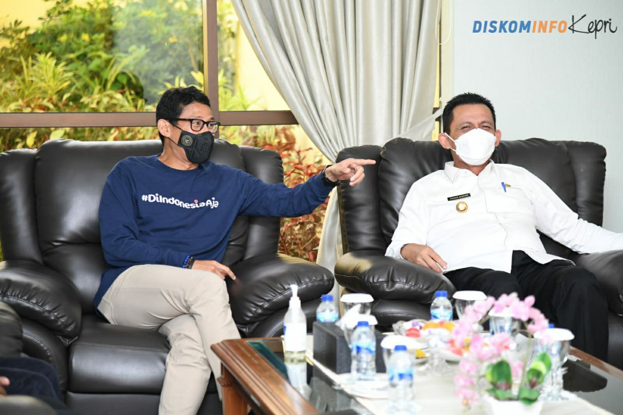 Gubernur Ansar Sambut Kedatangan Menpar &amp; Ekraf RI di Hang Nadim Batam 