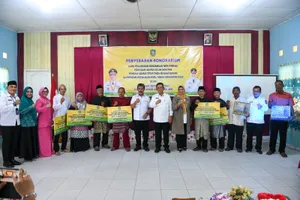 Gubernur Ansar Serahkan Bantuan Mubaligh dan Hibah di Dua Lokasi di Kabupaten Lingga
