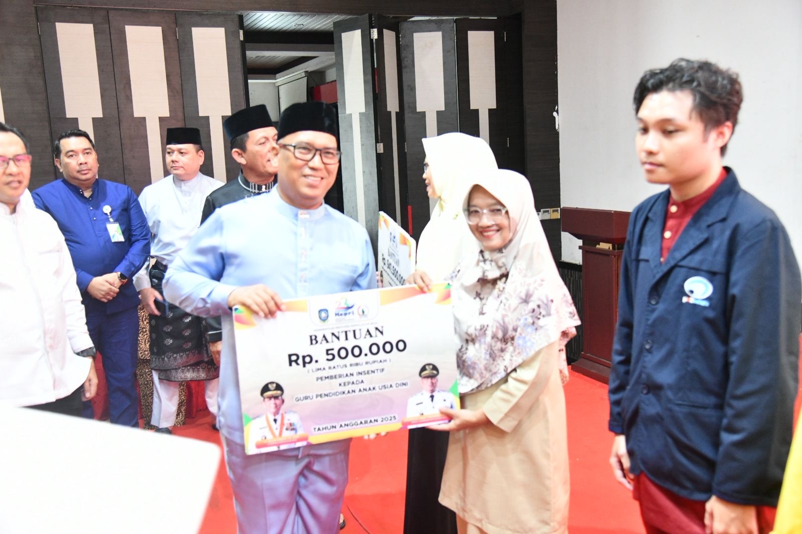 Dari UMKM hingga Beasiswa, Bantuan Pemprov Kepri Diserahkan Gubernur Ansar untuk Warga Batam