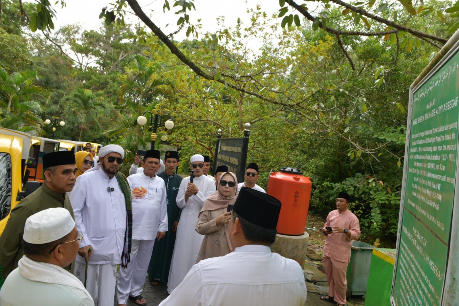 Gubernur Ansar Dampingi Ketua MPR RI dan Habib Syech Tunaikan Salat Jumat di Pulau Penyengat