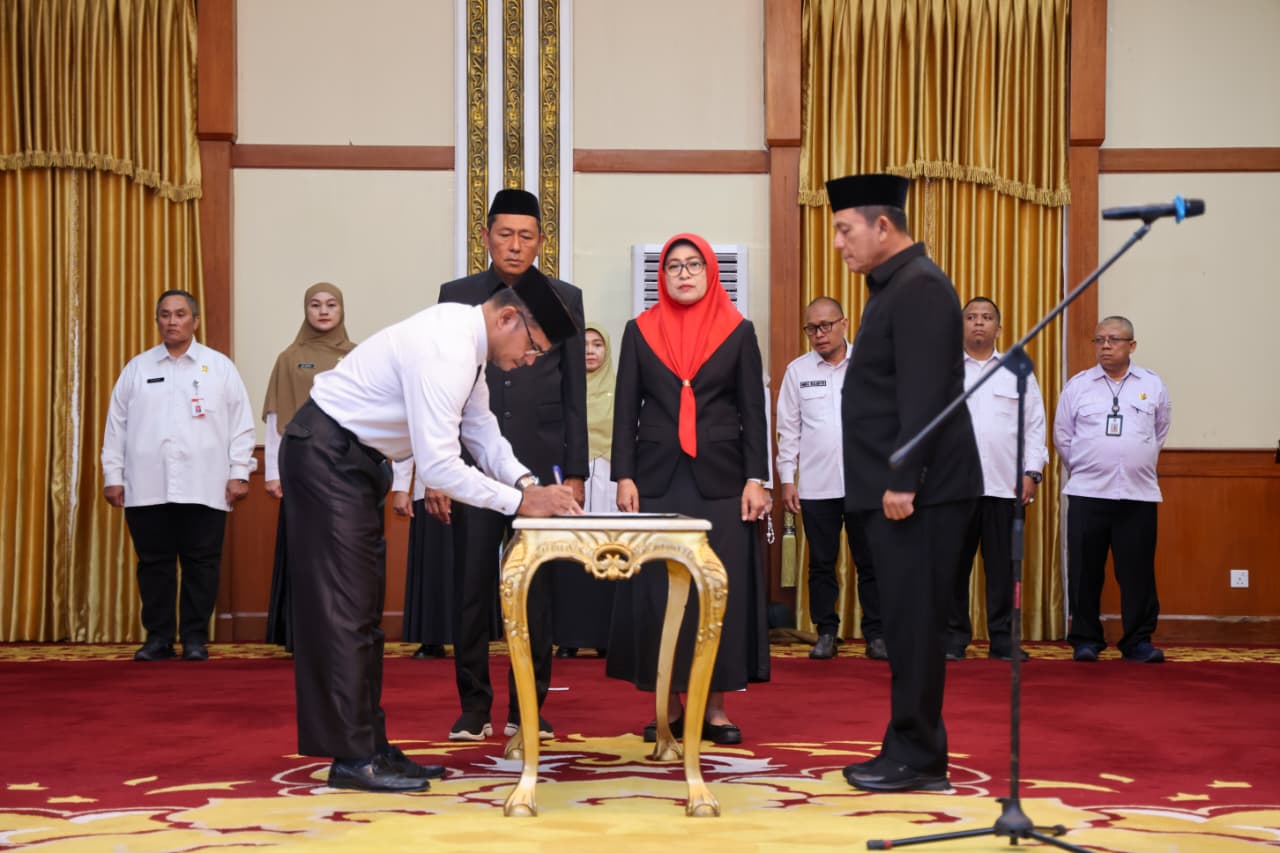 Gubernur Ansar Lantik Kepala Sekolah SMAN, SMKN, dan SLBN se-Kepri